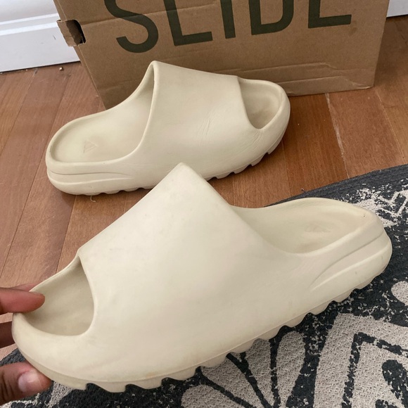 Yeezy bone Slides - Picture 2 of 3